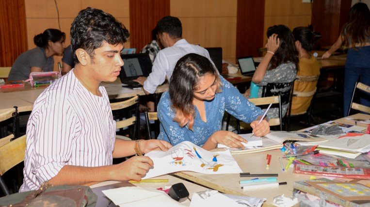 Adults learning art at Konsult Creative